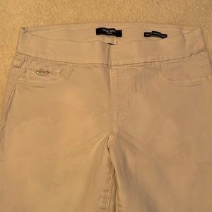 Heidi pull on skinny crop with zipper detail at leg. Nine West jeans, size 6